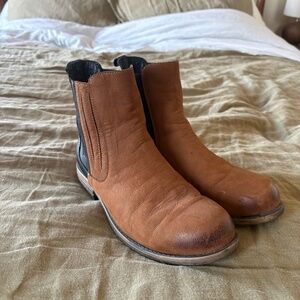Women’s leather contrast Chelsea booties